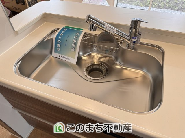 ブルーミングガーデン宇都宮市雀の宮7丁目2期のキッチン|ビルトイン型浄水器を内蔵したキッチン水栓。お米を研いだり、野菜を洗ったりするときなど用途に応じてワンタッチで浄水に切り替えが可能です。カートリッジ式なので、フィルターを簡単に交換する事が出来ます。