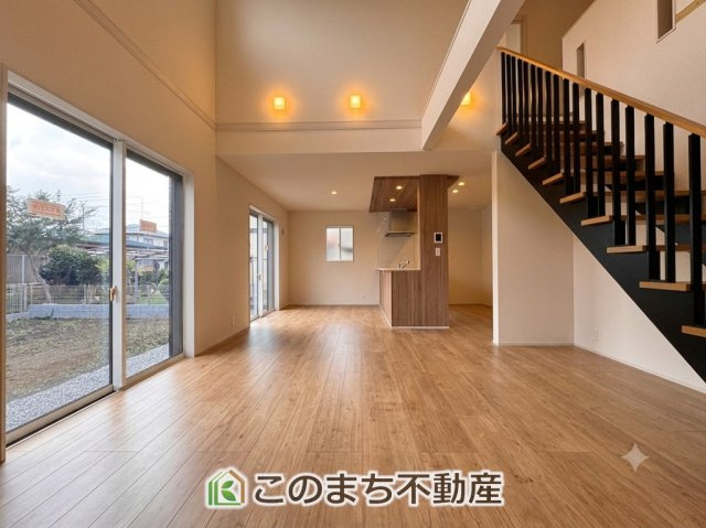 ブルーミングガーデン宇都宮市雀の宮7丁目2期の居間・リビング|開放感のある広々としたリビング☆家族みんなでゆったりくつろげます♪
南側から暖かな日差しが差し込みます♪キッチンからリビングの様子がよく見渡せます☆