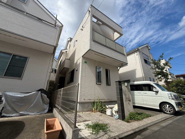 世田谷区給田4丁目　中古戸建の前面道路含む現地写真|2026.08.06撮影

現地ご見学希望・資料請求などお気軽にお問い合わせ下さい！
03-5990-5201