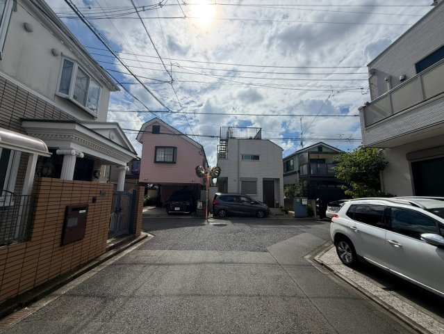 世田谷区給田4丁目　中古戸建の前面道路含む現地写真|2026.08.06撮影

現地ご見学希望・資料請求などお気軽にお問い合わせ下さい！
03-5990-5201