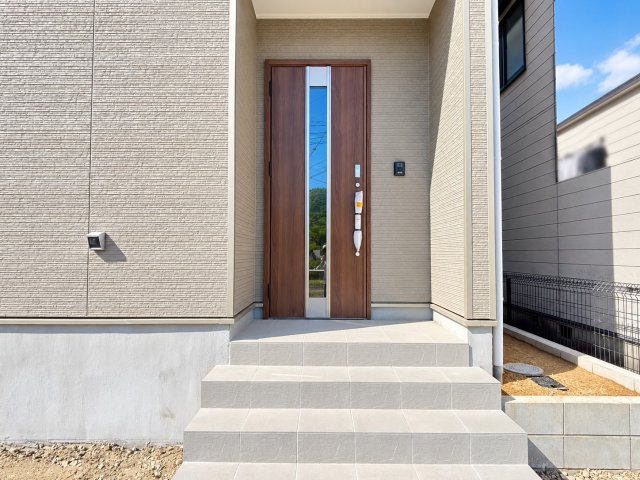 クワイエ　大垣市和合新町第1　全2区画分譲の玄関|玄関ドアの取手ハンドル部分にセンサーがついて、カードタイプ・シールタイプのキーで施錠が可能で便利です。
お買い物の荷物で手が塞がっていても、楽々開錠できます。毎日の外出前の時間も短縮されて快適です！