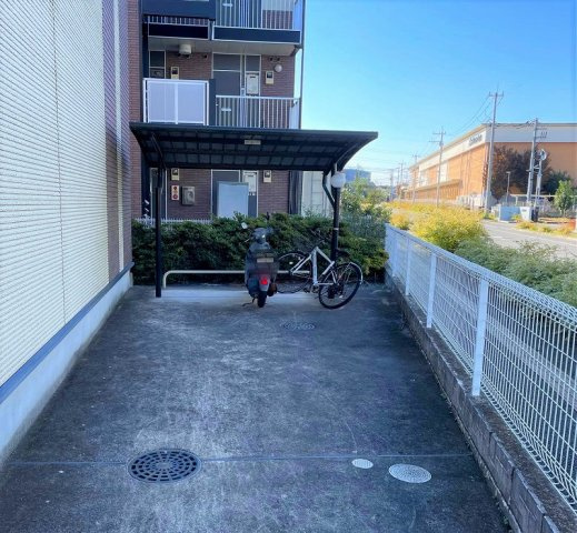 屋根付き駐輪場完備