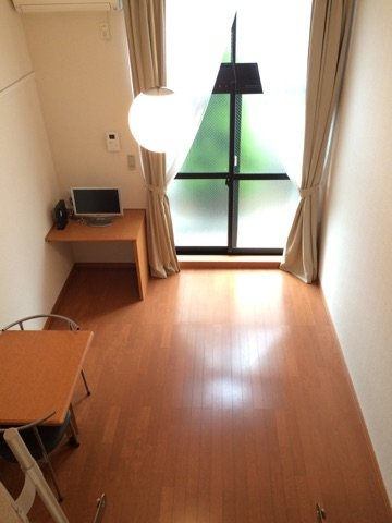 ロフトから見た居室です。広々としています。