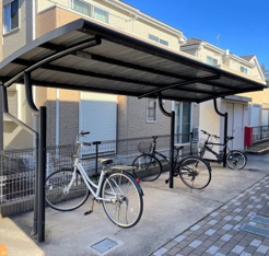 屋根付き駐輪場完備