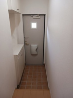 収納もある玄関です