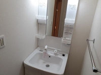 ゆったりとスペースのある洗面所