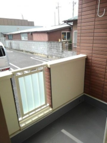 暖かな日差しのふりそそぐバルコニー