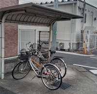 屋根付き駐輪場完備