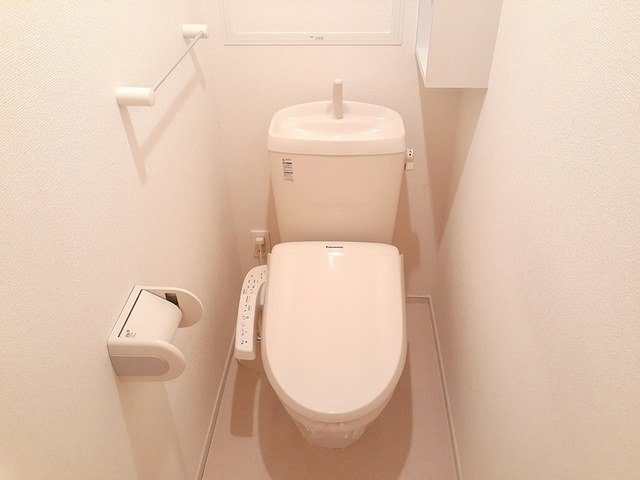 落ち着いた色調のトイレです