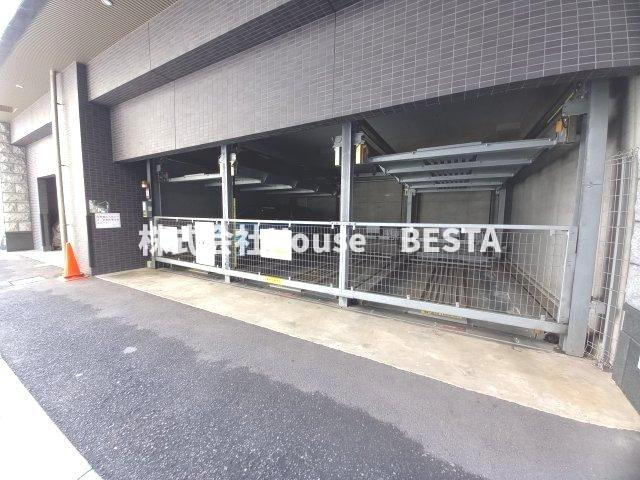 プレサンス新神戸駅前の駐車場