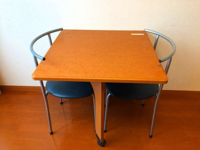 折りたたみ可能な椅子と机です。