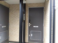 毎日通る玄関はこちらです