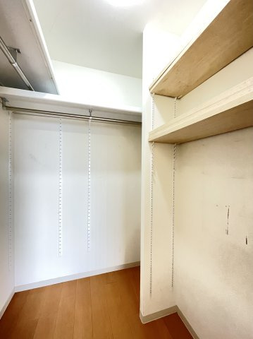 ポレスター越前町の収納|北東側洋室にあるＷＩＣです。可動式棚は荷物の大きさによって高さを変えることができます。