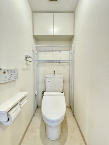 ポレスター越前町のトイレ|温水洗浄便座付きトイレです。吊戸棚には消耗品やお掃除グッズをすっきり収納できます。