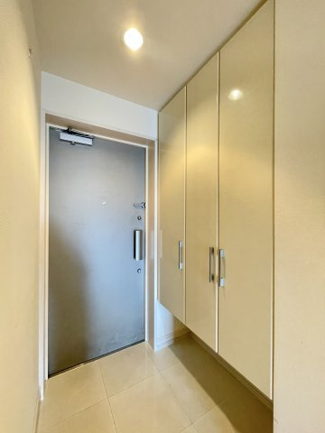 ポレスター越前町の玄関|家族全員の靴だけでなく、ペットのお散歩グッズや外遊びのおもちゃなどもたっぷり収納できます。