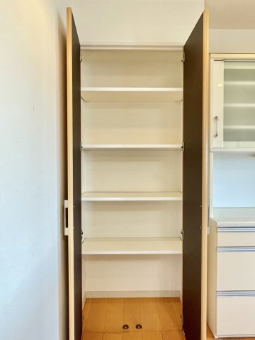 ポレスター越前町の収納|キッチン収納も完備されています。食料品や日用品をストックしておくパントリーとしても利用可能です。