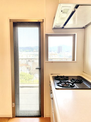 ポレスター越前町のキッチン|キッチンには換気の際に便利な勝手口と小窓付き。網戸付きで虫が入る心配もありません。