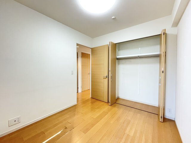 ポレスター越前町の洋室|北西側洋室は約５．１帖です。各居室に収納スペースが設けられています。リフォームのご相談も承ります。