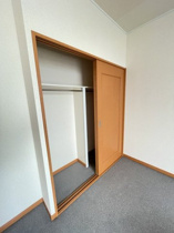 明るい色調の室内です