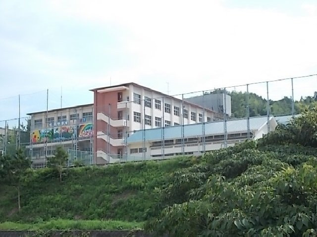 【周辺】 | カーサ　コルディアーレ　Ａ | 今治市立近見中学校まで2100m