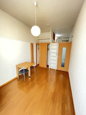 落ち着いて過ごせるお部屋なので、寝室にいかがでしょうか