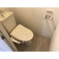 落ち着いた色調のトイレです