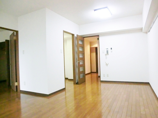 クレスト王子Ⅰの居間・リビング|綺麗なフローリングで使い易い間取りでございます！