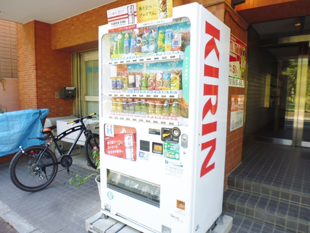 ヒルズセントポールのその他|建物入口部分には自販があります♪