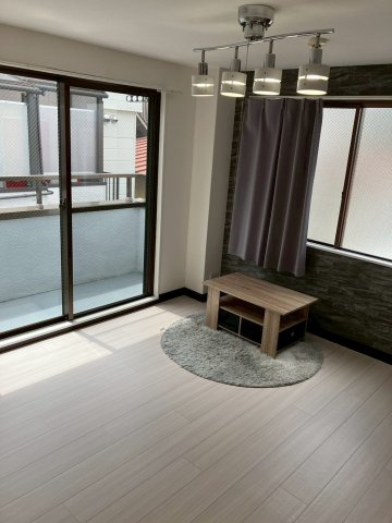 明るい色調の室内です