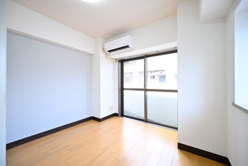 落ち着いた色調の洋室です