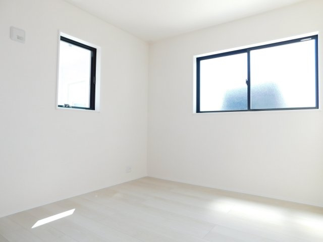 津島市新開町３丁目の新築一戸建の洋室|◇１階洋室◇　　南面で明るい洋室４．５帖　全居室収納完備！　お子様の遊び場やお昼寝に最適です！