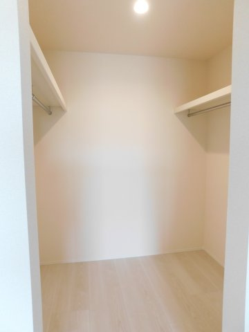 津島市新開町３丁目の新築一戸建の収納|◇大型ウォークインクローゼット◇　　家族の洋服や季節の荷物など大容量収納できます♪