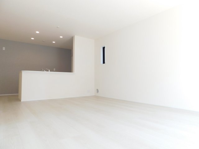 津島市新開町３丁目の新築一戸建の居間・リビング|◇リビング◇　　南面で明るいリビング１６．７帖　リビングの様子が見渡せる対面キッチン♪