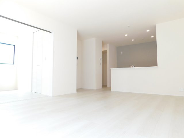 津島市新開町３丁目の新築一戸建の居間・リビング|◇リビング◇　　南面で明るいリビング１６．７帖　キッチン横にパントリー完備！