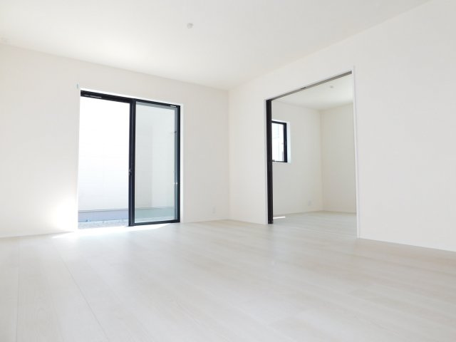 津島市新開町３丁目の新築一戸建の居間・リビング|◇リビング◇　　南面で明るいリビング１６．７帖　洋室と続き間で２１．２帖の広々空間になります♪