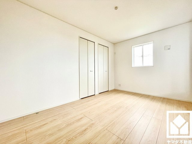 伊丹市荻野西１丁目 第１の寝室|約6.7帖の2階洋室です。全居室フローリングでお掃除ラクラクです。全居室にクローゼットもございますので、お部屋の広さを最大限に活用できます。
