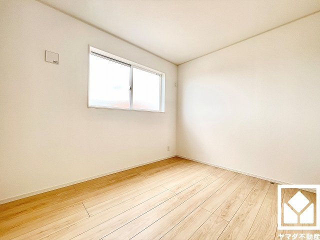 伊丹市荻野西１丁目 第１の洋室|約5.2帖の2階洋室です。お子様のお部屋などにも丁度良い広さです。独立したお部屋なのでプライベートな時間をゆったり過ごせそうです。