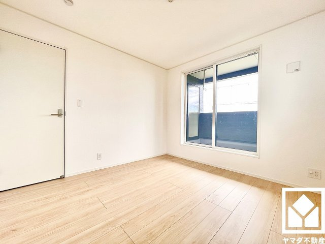 伊丹市荻野西１丁目 第１の子供部屋|約6.1帖の2階洋室です。バルコニーにつながるお部屋で、通風・陽当たり良好。柔らかな光が差し込むお部屋で、快適で落ち着いた生活をお送りいただけます。