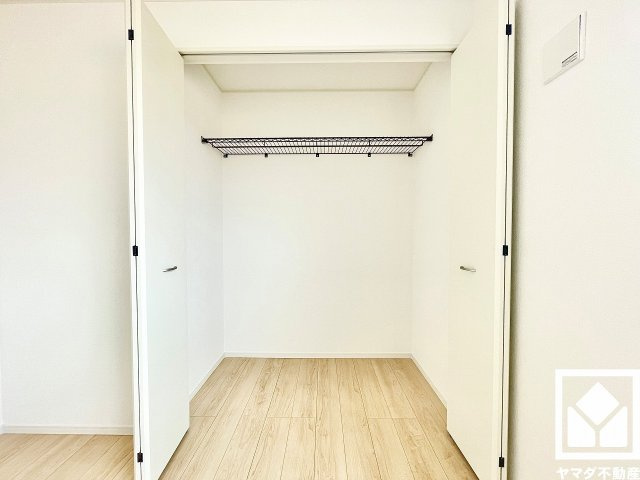 伊丹市荻野西１丁目 第１の収納|クローゼットはハンガーバー付きのワイヤー棚を備えており、収納家具を増やさずに衣類を整理しやすい仕様です。