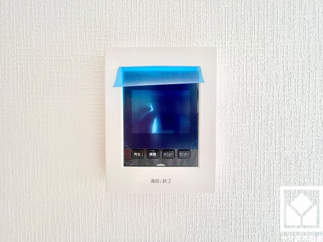 伊丹市荻野西１丁目 第１の防犯設備|突然の来訪時にも防犯面で心強いモニター付きインターホンを設置。お留守番中のお子様も、室内からスムーズに相手の確認ができます。