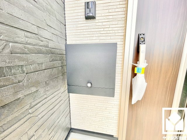 伊丹市荻野西１丁目 第１の玄関|スッキリとしたスタイリッシュなデザインのダイヤル錠付きポストが設置されています。住まいの利便性を支える設備のひとつです。