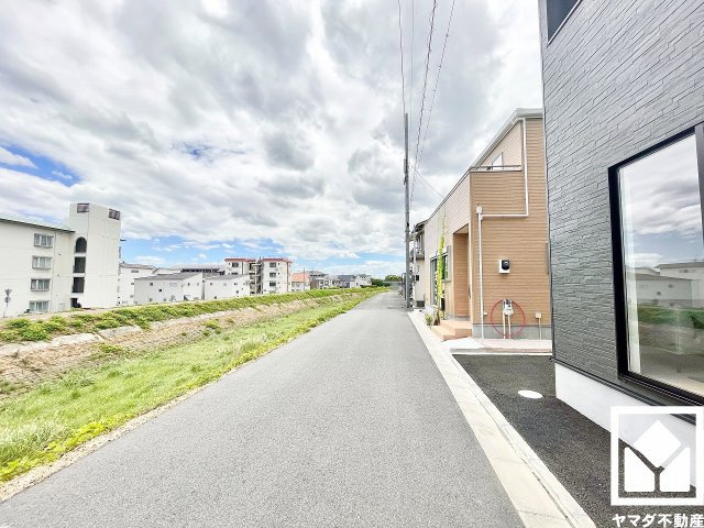 伊丹市荻野西１丁目 第１の前面道路含む現地写真|東側には天神川が流れているため開けており、風通しが良く開放感のあるロケーションです。