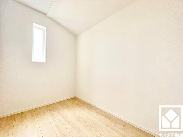 伊丹市荻野西１丁目 第１のその他|約6.7帖の2階洋室です。全居室窓に面した、明るい陽光がたっぷり差し込む心地よい生活空間です。全居室断熱性の高い複層ガラスを採用しており、冷暖房効率を高めて、心地よく落ち着いた暮らしをサポートします。