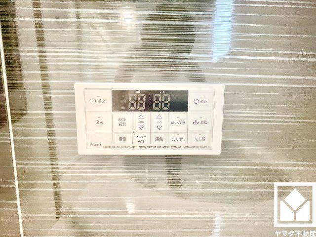 伊丹市荻野西１丁目 第１の設備|浴室側の給湯リモコンです。追い炊き機能付きなので、いつでも温かいお風呂に入ることができます。たし湯・たし水も可能で、お好みの温度に素早く調整できます。