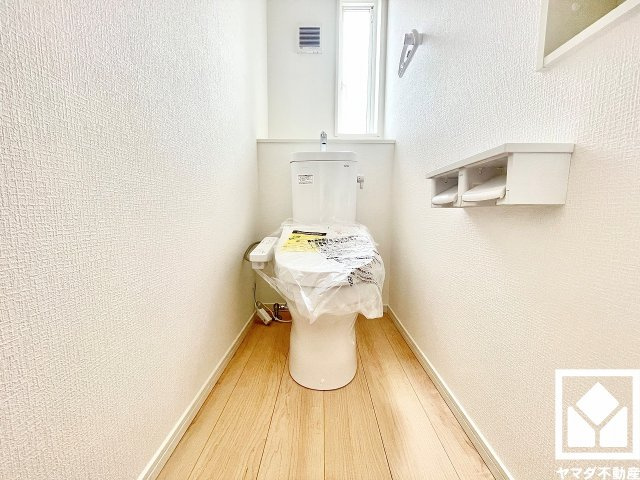 伊丹市荻野西１丁目 第１のトイレ|落ち着いたデザインと使いやすさを兼ね備えたトイレです。毎日使う場所だからこそ、快適性にも配慮されています。
