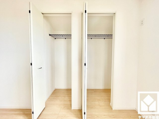 伊丹市荻野西１丁目 第１の収納|奥行きがあり、収納力のあるクローゼットです。納戸や廊下収納、キッチンの床下収納など、収納スペースが豊富な間取りになっており、日用品のストックなどもすっきり片付いて住空間を広々お使いいただけます。