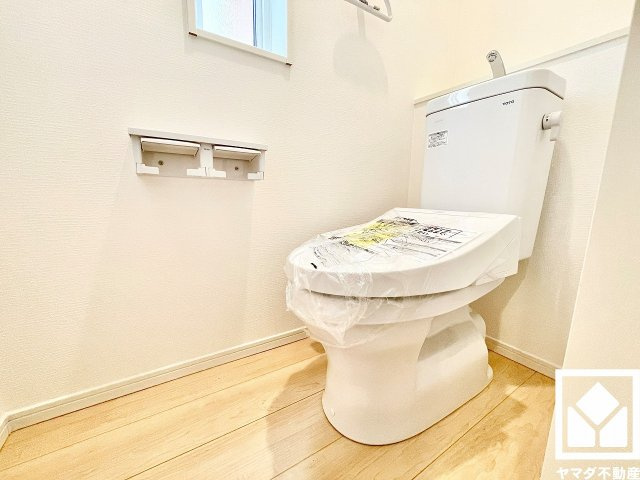 伊丹市荻野西１丁目 第１のトイレ|明るく清潔感溢れるトイレです。1階・2階の2か所に設置されているので、朝の忙しい時間帯も混雑を避けやすい間取りです。温水洗浄便座付きで、季節を問わずいつでも温かい便座をお使いいただけます。