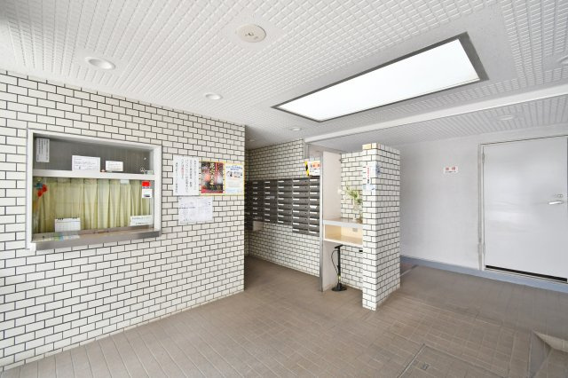 浦和元町ビューハイツのエントランス|■難しいイメージの住宅ローンは経験スタッフが丁寧にお手伝いしますのでご安心下さい。皆様のご来店、心よりお待ちしております。