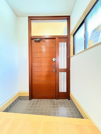 【玄関】 | 裾野市千福が丘1丁目 中古住宅 XH06290 | 裾野市千福が丘1丁目　玄関　リフォーム後