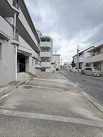 ユニーブル薬師山の駐車場